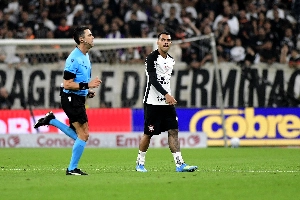 ge - Corinthians x Palmeiras: árbitro relata tumulto no túnel do vestiário e drone com porco de pelúcia