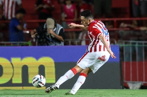 ge - Matheus Ribeiro deixa jogo do Náutico contra o Criciúma com suspeita de fratura na perna