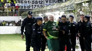 ge - Médico invade campo e 