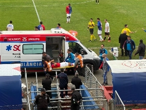 ge - Lateral do Paraná Clube sofre forte pancada e deixa estádio de ambulância