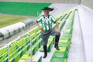 ge - Torcedor de Carteirnha: Fanático pelo Juventude, Luiz Zaparoli assiste aos jogos sempre no mesmo lugar no Jaconi