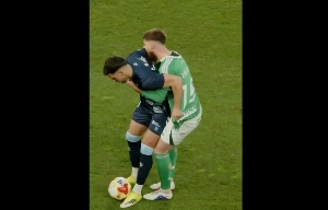 ge - É você, Suárez? Espanhol morde adversário e é expulso em jogo da terceira divisão