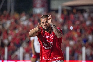 ge - André Luís valoriza goleada e destaca força do Vila na luta pelo acesso