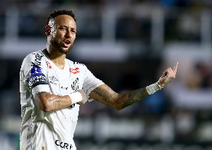 ge - Neymar discute com torcedor após empate do Santos na Vila: 