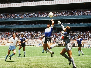 ge - Maradona ensaiou gol de mão contra o Fluminense antes de 