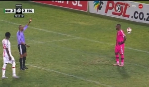 ge - Goleiro se confunde com linhas do campo em expulsão bizarra na África do Sul; veja