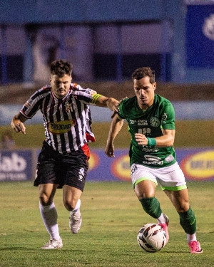 ge - Cachoeira sente lesão no joelho e preocupa Guarani para a sequência da Série C