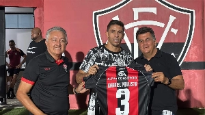 ge - Vitória presenteia Gabriel Paulista, cria da Toca, antes de duelo com o Corinthians