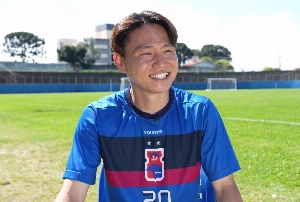 ge - Fã de Neymar, reforço japonês do Paraná Clube aprova feijão e promete dança de Michel Teló