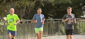 ge - Familiares se preparam para correr lado a lado na Corrida Verde, em Blumenau