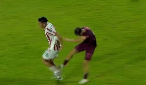 ge - Ex-Grêmio perde a cabeça e chuta rival pelas costas em eliminação do Lanús na Argentina; veja