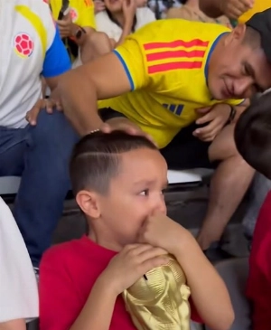 ge - Criança uzbeque chora após gol, mas é consolada por colombianos; vídeo