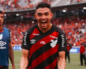 ge - De quase dispensado a destaque: como Arthur Dias ascendeu no Athletico e virou alvo da Europa