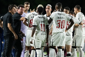 ge - Fellipe Bastos defende Diniz e cobra maior poder de decisão dos jogadores do Vasco: 