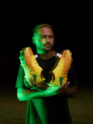 ge - Chuteira exclusiva de Neymar é personalizada com nomes dos filhos; veja vídeo