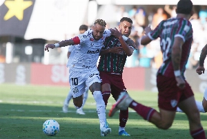 ge - PC Oliveira considera falta de Neymar em gol do Santos sobre o Fluminense; veja o lance