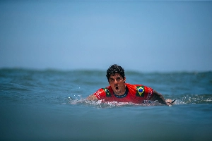ge - Gabriel Medina sofre corte na cabeça em sessão de treino no Taiti