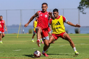 ge - Inter volta a treinar e começa a definir novo lateral para o Gre-Nal; veja opções