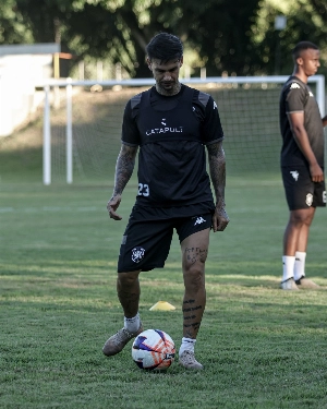 ge - Qualidade do gramado do Araripe volta a ser criticada por jogadores do Rio Branco-ES