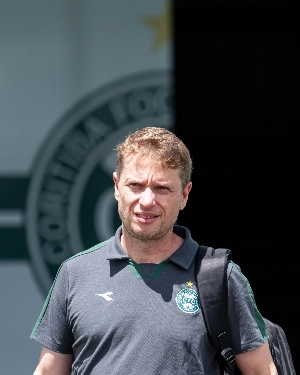 ge - Tristeza e respaldo: Seabra detalha impacto de críticas de torcedores a volante no ambiente do Coritiba