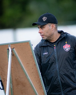 ge - Vitória pode não ter titulares da zaga e das laterais contra o Coritiba; entenda