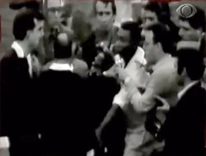 Terceiro Tempo - Milton Neves - Achados & Perdidos: Pelé, furioso, chamando um árbitro de ladrão após jogo contra o Corinthians - Notícias - Terceiro Tempo