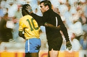 Terceiro Tempo - Milton Neves - Saudade: Mazurkiewicz, que levou o drible mágico de Pelé, completaria 81 anos - Notícias - Terceiro Tempo