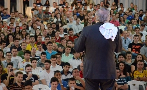 Terceiro Tempo - Milton Neves - Achados & Perdidos: Milton foi palestrante em evento da Escola Superior de Criciúma em 2014 - Notícias - Terceiro Tempo