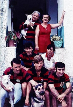 Terceiro Tempo - Milton Neves - Uma foto, uma história! A família Coimbra no alpendre da casa no bairro de Quintino - Notícias - Terceiro Tempo
