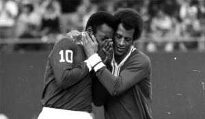 Terceiro Tempo - Milton Neves - Uma foto, uma história! A emoção incontida de Pelé ao lado de Carlos Alberto Torres - Notícias - Terceiro Tempo