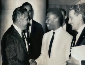 Terceiro Tempo - Milton Neves - Achados & Perdidos: Pelé e a curiosa história de um blazer que saiu de graça para um grande maestro brasileiro - Notícias - Terceiro Tempo