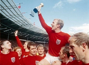 Terceiro Tempo - Milton Neves - Saudade: Um dos mais brilhantes do futebol inglês, Bobby Moore morria há 33 anos - Notícias - Terceiro Tempo