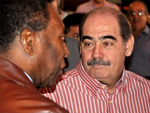 Terceiro Tempo - Milton Neves - Uma foto, uma história! O olhar de admiração de Roberto Rivellino para Pelé! - Notícias - Terceiro Tempo