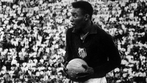 Terceiro Tempo - Milton Neves - Dia do Goleiro: Relembre as quatro vezes em que Pelé deixou a linha e jogou na meta santista - Notícias - Terceiro Tempo
