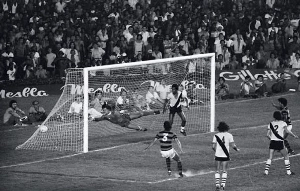 Terceiro Tempo - Milton Neves - Parabéns, Rondinelli, 71 anos! Veja o seu gol histórico pelo Flamengo em 1978 - Notícias - Terceiro Tempo