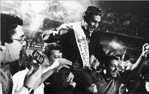 Terceiro Tempo - Milton Neves - Fausto Silva, 76 anos! Relembre dele como repórter na cobertura do título do Corinthians em 77 - Notícias - Terceiro Tempo