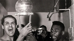 Terceiro Tempo - Milton Neves - Uma foto, uma história! Tomando uma chuveirada, Gylmar e Pelé após a conquista do bi mundial pelo Santos - Notícias - Terceiro Tempo