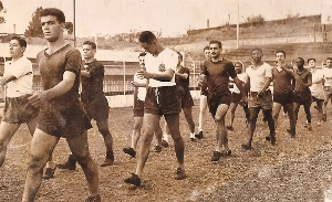 Terceiro Tempo - Milton Neves - Achados & Perdidos: Raras imagens dos nossos craques do passado 'driblando' até touceiras em surrados campos de futebol - Notícias - Terceiro Tempo