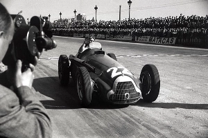 Terceiro Tempo - Milton Neves - Olhos no retrovisor: Juan Manuel Fangio, que nascia há 115 anos, na conquista de seu primeiro título na F1 - Notícias - Terceiro Tempo