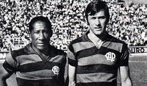 Terceiro Tempo - Milton Neves - Uma foto, uma história! Já veteranos, os bicampeões Djalma Santos e Bellini jogaram juntos no Furacão - Notícias - Terceiro Tempo
