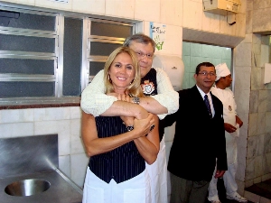 Terceiro Tempo - Milton Neves - Parabéns, Hortência! Veja o dia em que ela e Milton Neves bagunçaram a cozinha de um restaurante - Notícias - Terceiro Tempo
