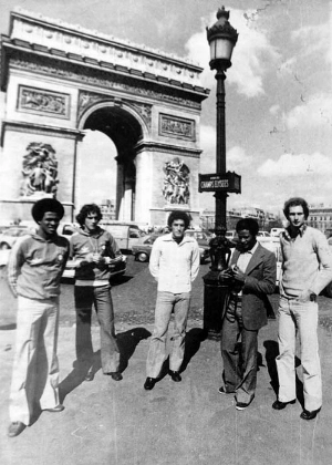 Terceiro Tempo - Milton Neves - Uma foto, uma história! Jogadores da seleção junto ao Arco do Triunfo - Notícias - Terceiro Tempo