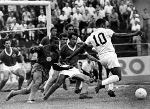 Terceiro Tempo - Milton Neves - Uma foto, uma história! Defensores desesperados no dia em que Pelé desmaiou em campo - Notícias - Terceiro Tempo