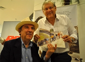 Terceiro Tempo - Milton Neves - Uma foto, uma história: Osmar Santos e Milton Neves exibindo imagem histórica de 1973 - Notícias - Terceiro Tempo