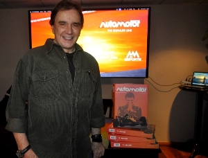 Terceiro Tempo - Milton Neves - Reginaldo Leme apresentou a 34ª edição do Anuário AutoMotor Esporte com sessão de autógrafos no Pobre Juan - Notícias - Terceiro Tempo