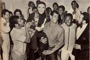 Terceiro Tempo - Milton Neves - Uma foto, uma história! Elis Regina recebendo craques do Brasil após show em 1970 - Notícias - Terceiro Tempo