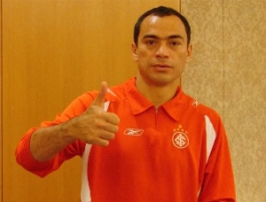 Terceiro Tempo - Milton Neves - Feliz aniversário, Clemer! Veja o ex-goleiro marcando um gol pelo Inter em decisão de Campeonato Gaúcho - Notícias - Terceiro Tempo