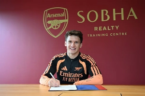 Notícias ogol.com.br - Arsenal confirma chegada de atacante grego Christos Tzolis