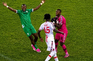 Notícias ogol.com.br - Visão periférica de 'centavos' causa expulsão bizarra de goleiro na África do Sul