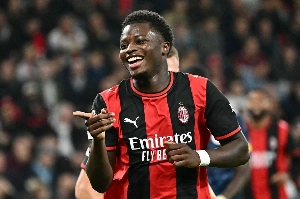 Notícias ogol.com.br - Cissé se torna o mais jovem a marcar um hat-trick pelo Milan em competições europeias